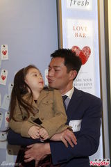 组图：古天乐破歌喉挑战歌舞片 亲吻小孩逗趣