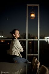 组图：秦海璐登《famous名》 时尚大片优雅淡然