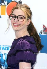 组图：《里约大冒险》首映 安妮-海瑟薇变学生妹