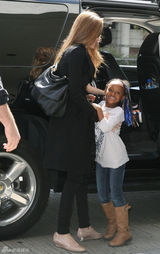高清图：朱莉带女儿现身机场 希洛男生装扮可爱