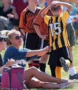 组图：布兰妮搂儿子亲密母爱泛滥 与前夫同场