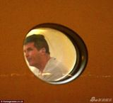 组图：西蒙带儿子坐私人飞机回家 行李堆积如山