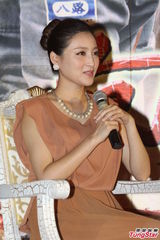 组图：吴奇隆帅气宣传新剧 甘婷婷超大项链抢镜