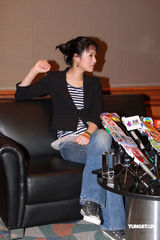 幻灯组图：姜文太太周韵香港宣传《让子弹飞》 