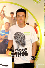 高清图：Angelababy和周柏豪联袂代言运动品牌