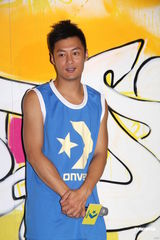 组图：何韵诗捧场篮球记者会 余文乐大方送拥抱