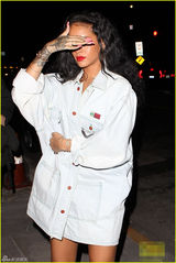 组图：蕾哈娜个性红靴亮眼 满手纹身土豪范十足