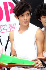 高清组图：LOLLIPOP F预售新碟 秀身材男孩变男人