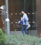 组图：董洁穿着朴素赶飞机 新发型清纯似女学生