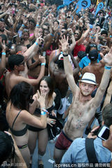 组图：美国内衣节街头狂欢 阿曼达妮可裸上身