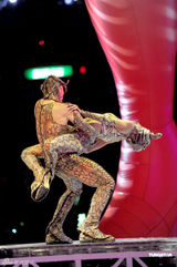 组图：容祖儿香港红馆开唱 与舞伴亲密不尴尬