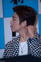 组图：李玹雨现身见面会用中午问候粉丝