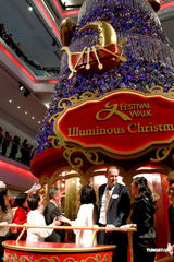 高清图：周迅化身月亮女神 求教诺贝尔奖得主高锟