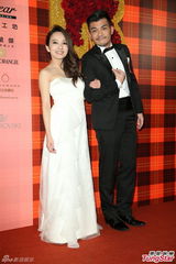 组图：黄小柔出嫁盼造人 穿低胸婚纱挽老公亮相