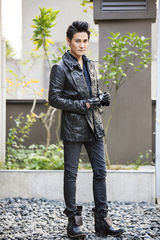 组图：丁子峻冬季街拍黑色夹克随性帅气