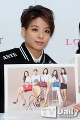 组图：f(x)签名会 Sulli清新Amber露手腕纹身