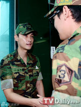 组图：韩星郑京浩办理退伍手续 闵庆勋等送战友