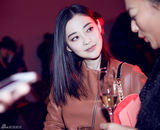 组图：梅婷受邀出席摄影展 展优雅迷人气质