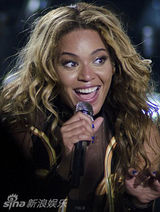 组图：碧昂斯风骚开唱 真空透视装激凸露双莓