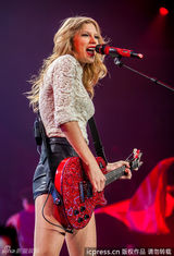组图：泰勒红唇开唱秀美腿 狂放甩发野性魅力