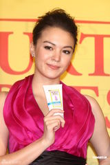 组图：张榕容露美背代言 欲挑战古惑女角色