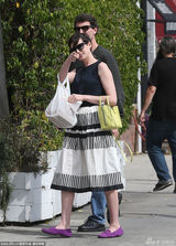 组图：海瑟薇淑女装扮出街 见狗仔瞬间变脸怒指