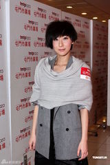 组图：歌手泳儿短裙亮相签唱会 歌迷捧场唱到high 