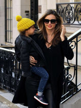 组图：米兰达带儿子上街 萌娃微笑可爱萌翻天