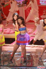 组图：港姐穿抹胸超短裙热舞 挤胸翘臀俏皮性感