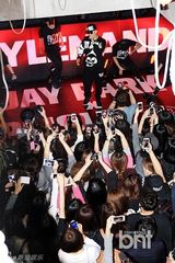 组图：朴载范BUMKEY助阵品牌活动献嘻哈舞台