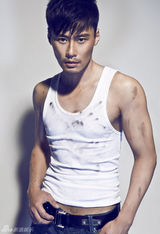 组图：程皓枫全新写真脏妆上镜展硬汉柔情