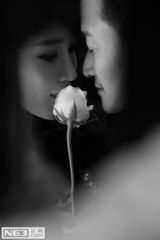 组图：谢楠黑裙神秘诱惑 与吴京亲密相拥