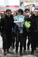 组图：李准基现身机场 粉丝激动摔倒获偶像搀扶