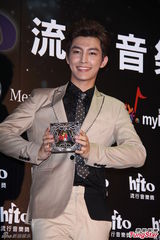 高清图：萧亚轩范玮琪五月天等亮相音乐颁奖礼