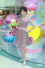 组图：官恩娜忙工作感激男友包容 想往内地发展