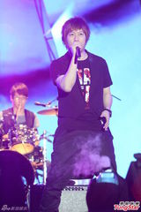 组图：五月天西岸音乐节开唱 女粉丝激动昏倒