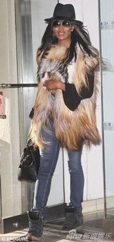 组图：娜奥米-坎贝尔发型大变 爆炸头形象雷人