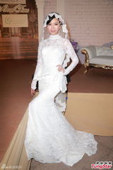 组图：李曼筠穿婚纱露酥胸 Whitney日本造人