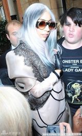 组图：Lady Gaga银色长发波浪长袍造型依旧犀利