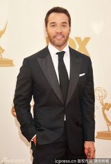 组图：第63届艾美奖红毯 杰米-帕文亮相绅士风度