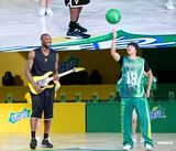 组图：明星篮球赛上海举行 周杰伦科比精彩互动