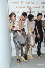 组图：徐濠萦郑希怡何超仪获邀走秀 潮装扮超个性