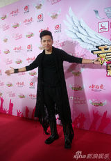 组图：群星闪耀新人盛典红毯 黑白色系成主打