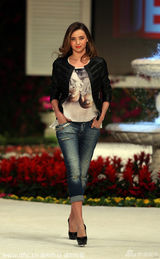 组图：米兰达土耳其捞金 走秀身姿摇曳酥胸半露