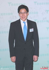 组图：霍启刚升级当爸满面笑容