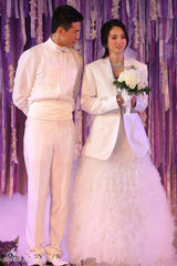 组图：董璇披高云翔礼服抛花球 好姐妹开心争抢