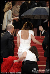 组图：《爱》戛纳首映 科尔白底红尾裙别具一格