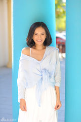 组图：李依玲清新写真 流露灵动神采