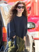 组图：才女洛儿出街太阳镜前卫 被批品味奇怪