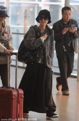 组图：黄圣依厚外套搭长裙 裙角飘飘淑女有型